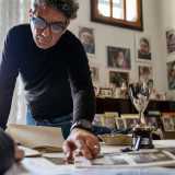 L�allenatore di quella compagine era il compianto Pietro Di Turi. Il 50enne nipote Ninni ci mostra con orgoglio le foto dei cestisti dell�epoca...